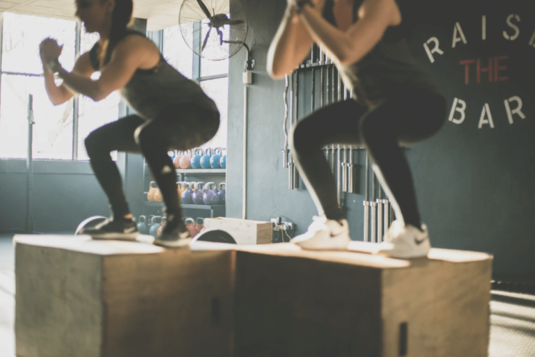 Czy domowy fitness może przynieść lepsze i szybsze rezultaty niż siłownia?